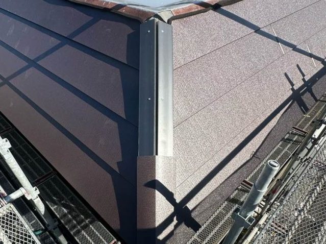 福岡市西区の棟板金を設置中
