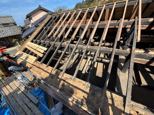 糸島市の葺き替え工事で下地を施工中