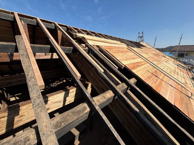 糸島市の葺き替え工事における野地板の施工