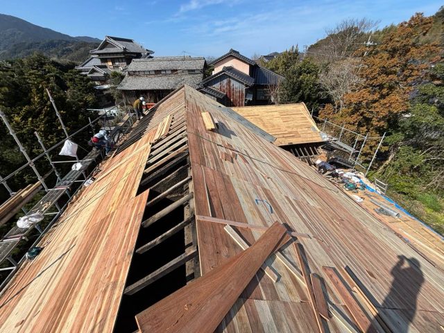 糸島市の葺き替え工事で施工が進む屋根の下地