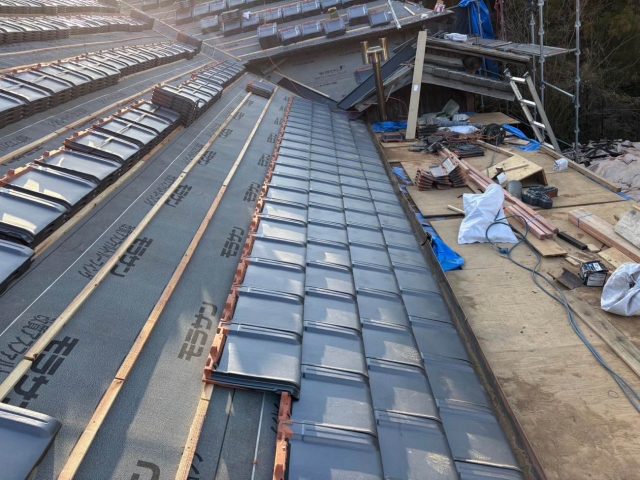 糸島市の屋根葺き替えで瓦を設置中