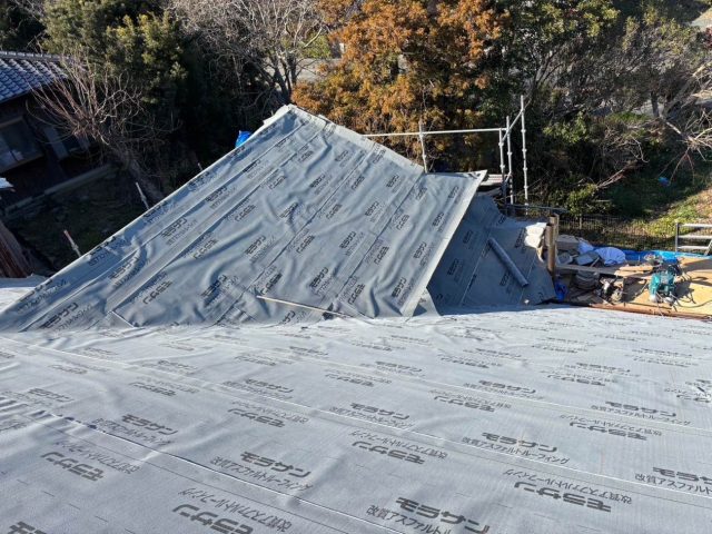 糸島市の屋根改修工事で敷かれたルーフィング