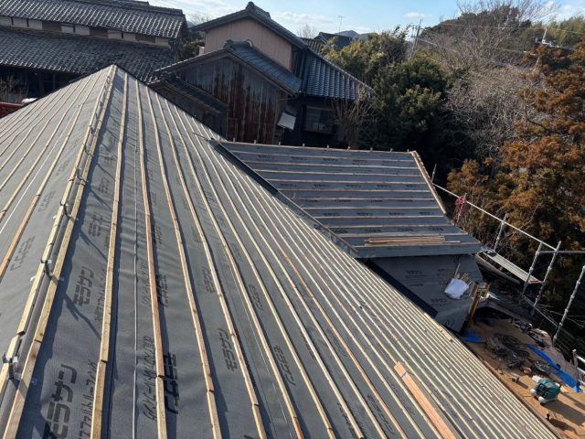 糸島市で等間隔で設置されている桟木