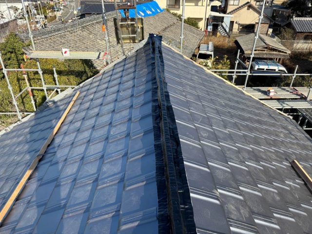 糸島市で棟板金を施工しているところ
