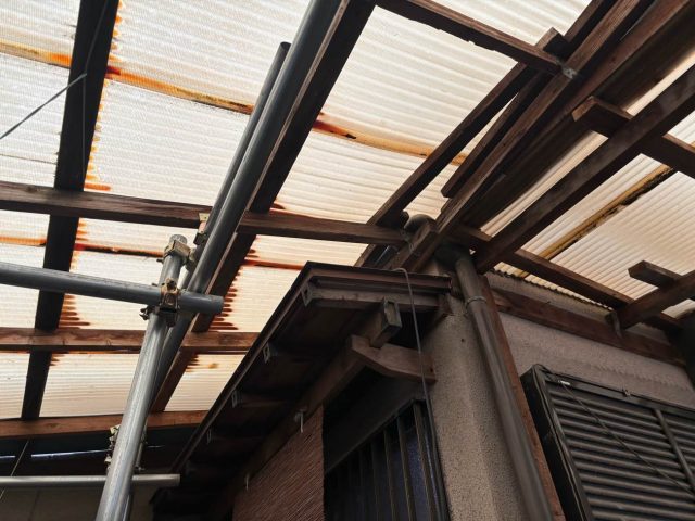 須恵町の変色と錆が内側からも確認できる物置屋根