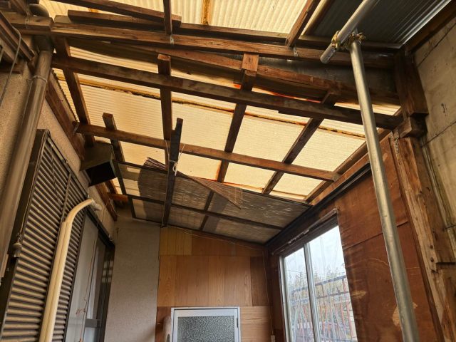 須恵町の老朽化が目立つ物置骨組み
