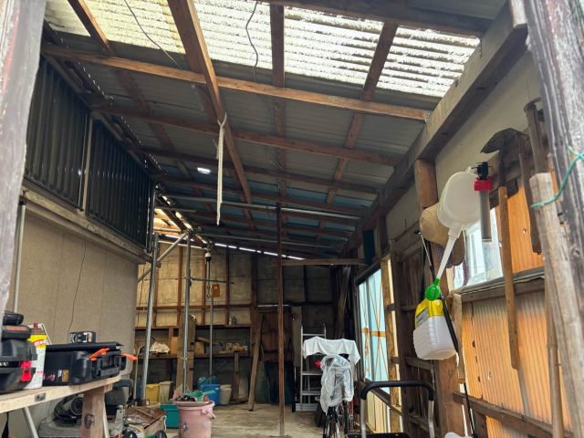 須恵町の波板から雨漏りした納屋
