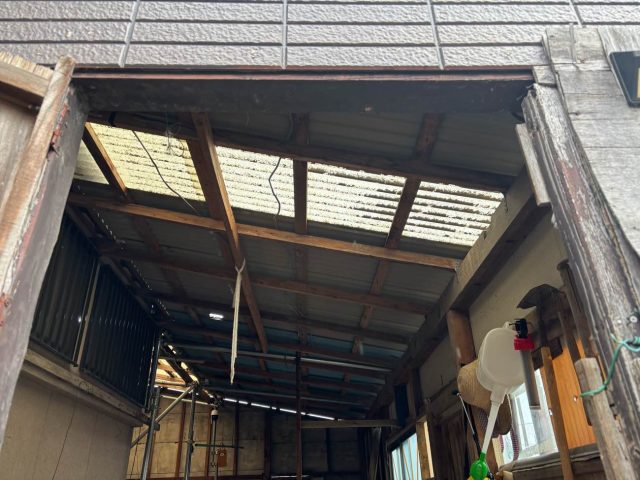 須恵町の雨漏りした物置内部
