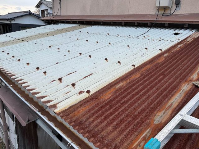 須恵町にて錆びて雨漏りしたトタン屋根の調査。ガルバリウムへ葺き替えをご提案