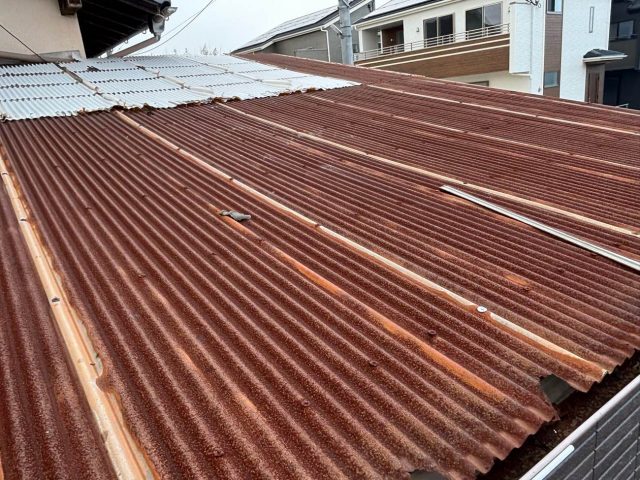 須恵町の穴あきや割れが見つかったトタン屋根