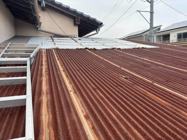 須恵町の全体が錆びて茶色くなったトタン屋根
