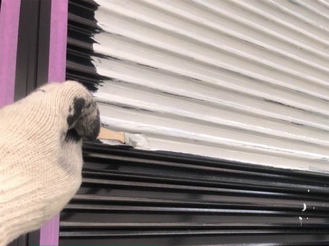 糸島市でシャッターの錆止め塗布状況