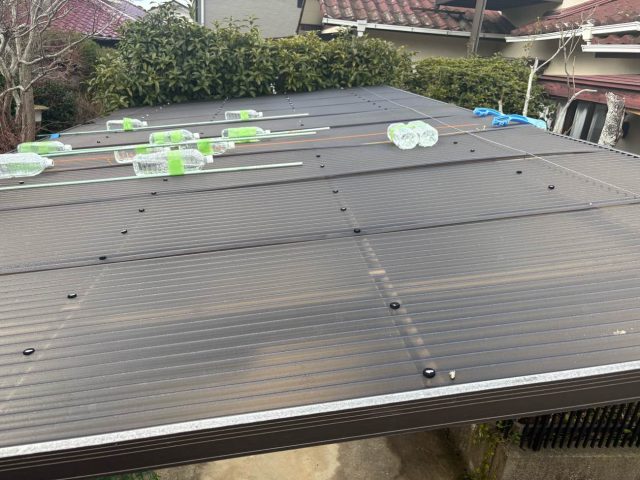 太宰府市にて「強風で屋根が飛ばされそう」破損したカーポートの波板と雨樋の調査