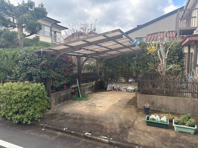 太宰府市の洗濯バサミで留められた駐車場屋根の波板
