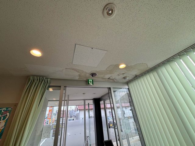 粕屋町にて診療所の雨漏り調査｜天井の雨じみの原因はベランダ？防水工事のご提案