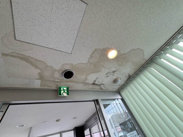 粕屋町の診療所の雨漏り症状