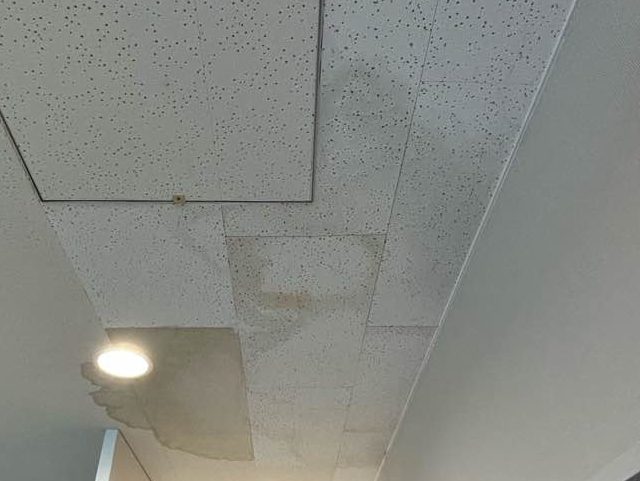 粕屋町の診療所の雨漏り調査