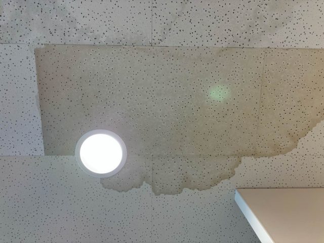 粕屋町の診察室で目立つ雨染み