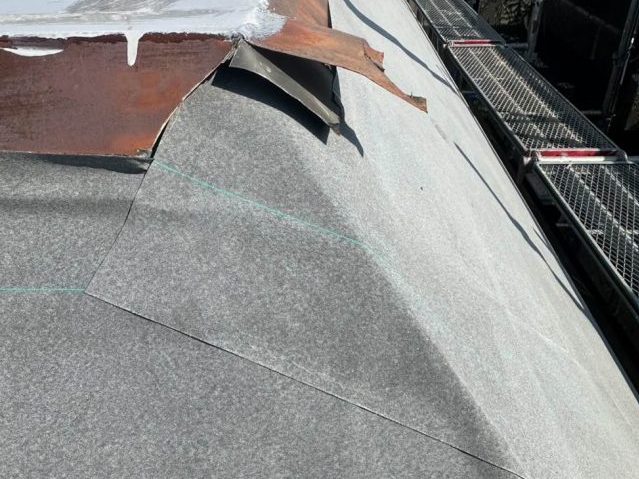 福岡市西区にて老朽化したスレート屋根を守る！防水シート敷設で雨漏りの不安も解消