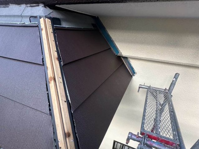福岡市西区の差し掛け屋根に施工されたスーパーガルテクト