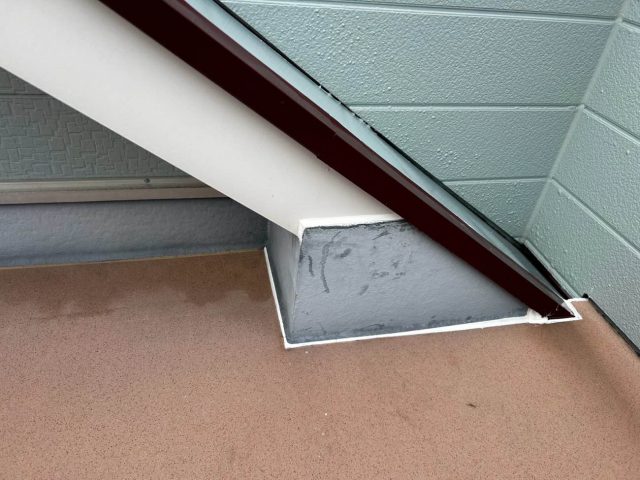 福岡市東区｜外壁とバルコニーの取り合い部からの雨漏りをコーキング防水処理で改善