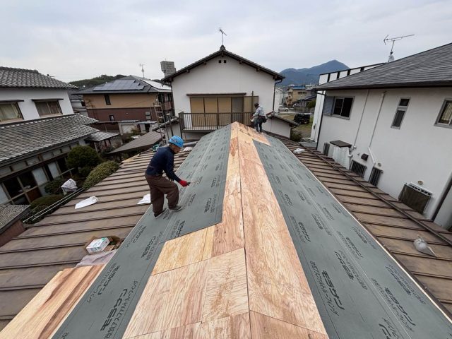 【志免町】で屋根改修工事｜野地板張替えと防水シート敷設で雨漏り・害獣対策