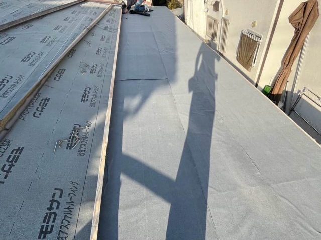 志免町で葺き替えに伴う防水紙敷設