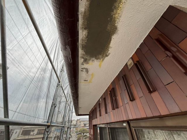 筑紫野市の屋根の調査で見つかった軒天の汚れ