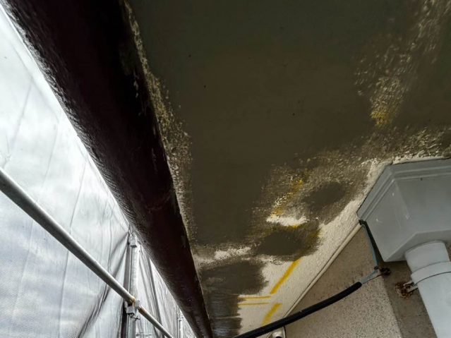 筑紫野市の黒く染まった軒天