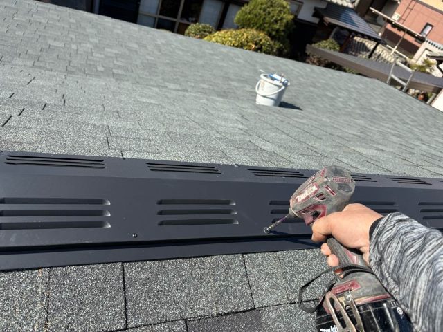 志免町の屋根工事で棟板金を固定
