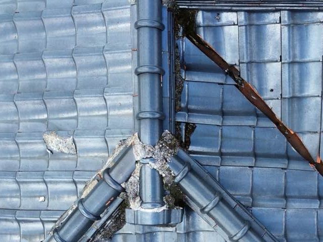 粕屋町の傷みが激しい棟瓦の漆喰