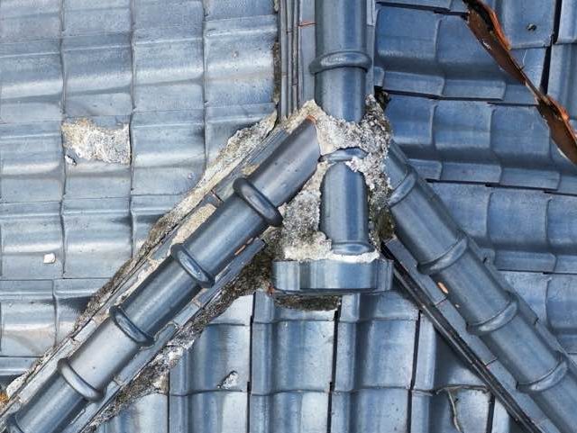 粕屋町の棟瓦の漆喰の劣化