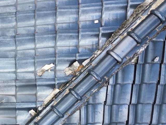 粕屋町の漆喰が劣化した棟瓦