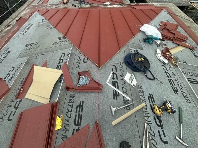 筑紫野市の葺き替えにともなうルーフィング敷設後の屋根材施工