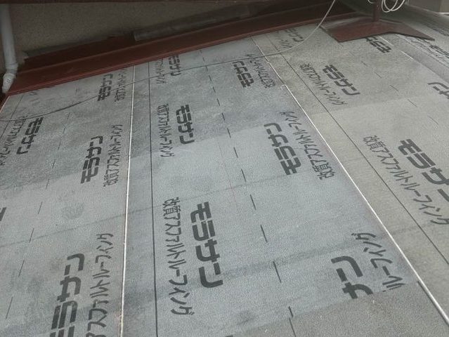 筑紫野市の葺き替えにともなう防水紙の施工