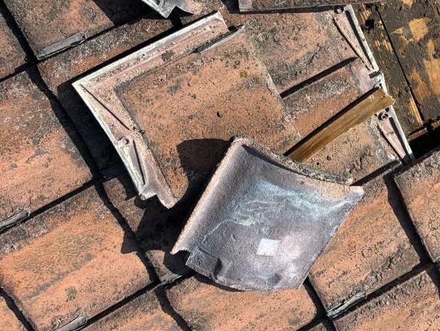 福岡市南区の浸水で変色した瓦の裏側