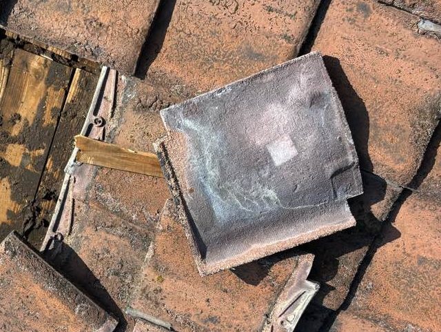 福岡市南区の浸水した跡が残る瓦