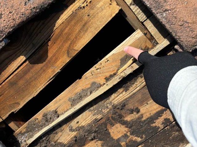 福岡市南区の下地に開いた穴