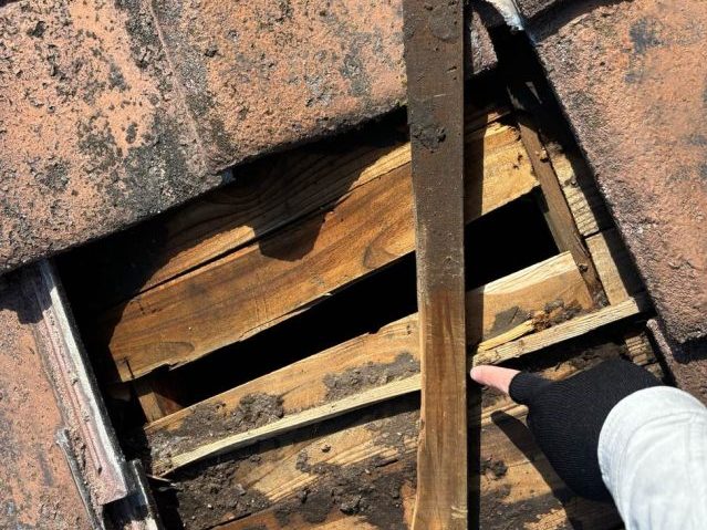 福岡市南区にて屋根の雨漏り調査｜瓦の割れによる浸水リスクと「葺き直し工事」のご提案