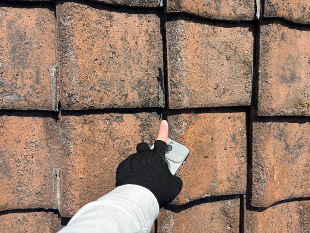 福岡市南区で割れた瓦を確認