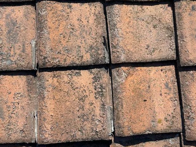 福岡市南区で雨漏り原因の瓦の割れ