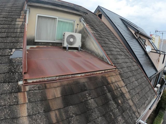福岡市博多区の錆だらけの金属屋根と劣化したカラーベストが