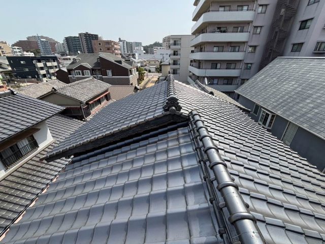 福岡市西区にて落下した瓦屋根の補修。漆喰の詰め増し工事および雨樋吊り金具の固定
