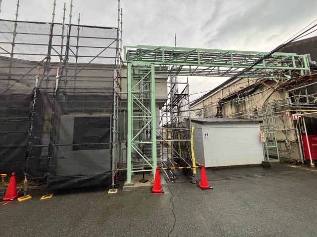 大牟田市の工場で屋根工事！足場架設から棟板金解体・タイトフレーム取り付けまで