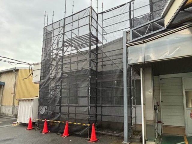 大牟田市の工場で足場を架設