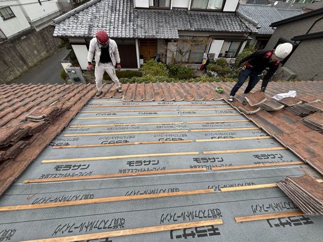 福岡市南区の屋根工事で桟木を固定中の職人