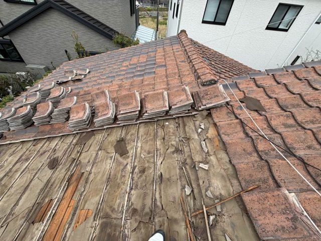 福岡市南区の葺き直し工事で撤去が進む瓦