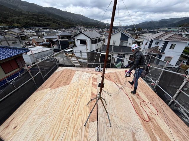 福岡市早良区で野地板を施工中