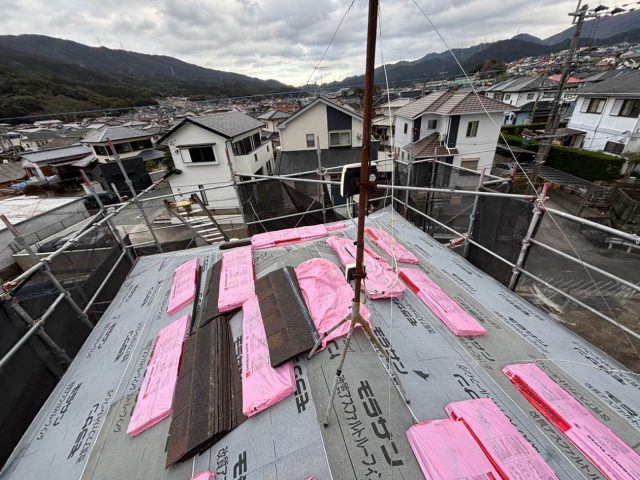 福岡市早良区にて劣化した瓦屋根の雨漏り修理。瓦の撤去から防水シートの施工まで紹介