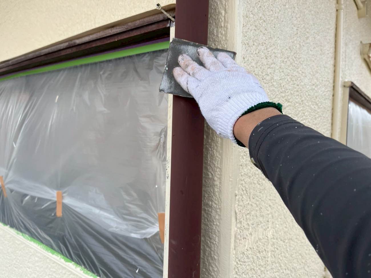 福岡市早良区のサッシのケレン作業